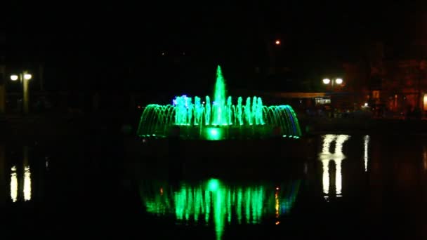 Яркие цвета фонтана — стоковое видео