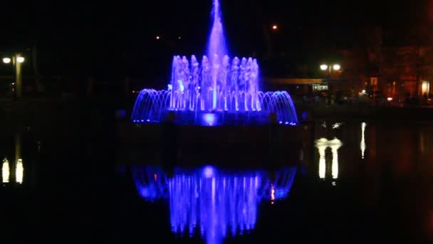 鲜艳的颜色的喷泉 — 图库视频影像