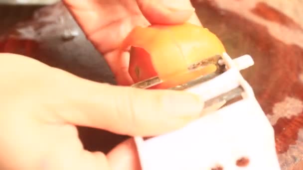 Skörda morötter och skär med en kniv — Stockvideo