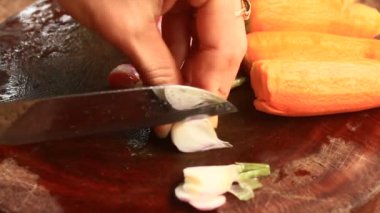 Havuç hasat ve bir bıçak ile kesmek