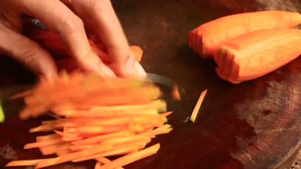 Сбор моркови и резать ножом — стоковое видео