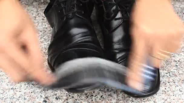Hand putsa skorna — Stockvideo