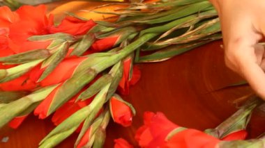 Genç kadın Çiçekçi Çiçek buket masaya oluşturma elinde closeup