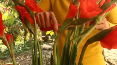 Genç kadın Çiçekçi Çiçek buket masaya oluşturma elinde closeup