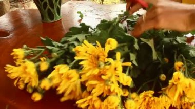 Genç kadın Çiçekçi Çiçek buket masaya oluşturma elinde closeup