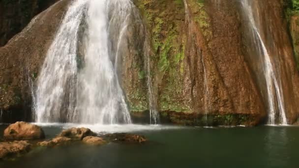 Vattenfall i skogen — Stockvideo