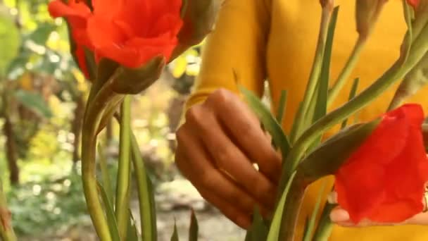 Closeup των χεριών της νεαρής γυναίκας Ανθοπωλείο δημιουργώντας μπουκέτο λουλουδιών στο τραπέζι — Αρχείο Βίντεο