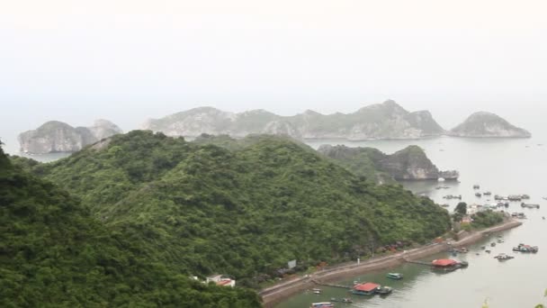 Barcos en la bahía vista del paisaje desde arriba — Vídeos de Stock