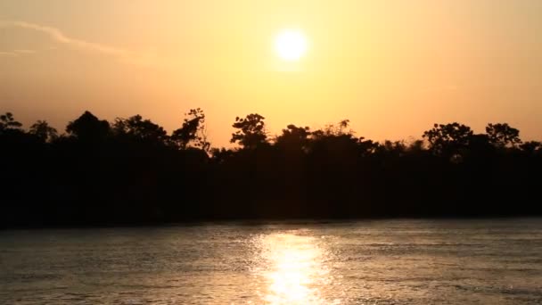 Zonsondergang op de rivier — Stockvideo