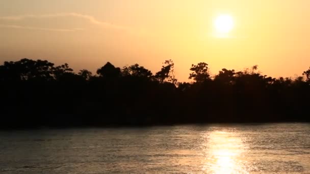 Zonsondergang op de rivier — Stockvideo