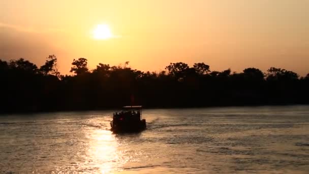 Puesta de sol en el río — Vídeo de stock