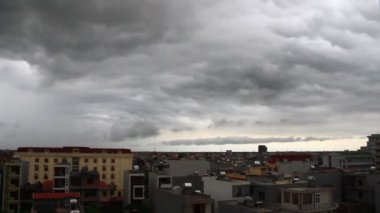 Şehrin Siyah bulutlar kaplı