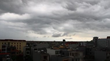 Şehrin Siyah bulutlar kaplı
