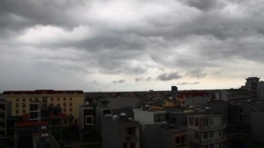 Şehrin Siyah bulutlar kaplı