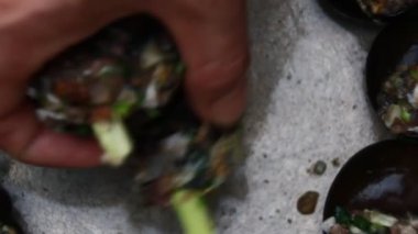 Et ve buharla doldurulmuş salyangoz.