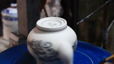 İşçiler Vietnam 'da çömlek yapıyorlar.