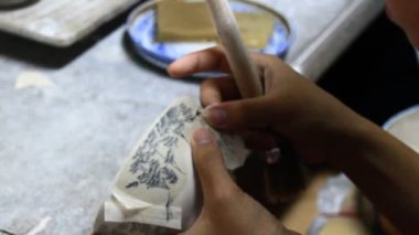 İşçiler Vietnam 'da çömlek yapıyorlar.