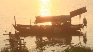 Nehir ve teknenin üzerinde gün batımı