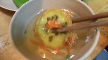 Tavada kızarmış pirinç keki.