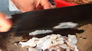 Sotelenmiş ahtapot ve mantar