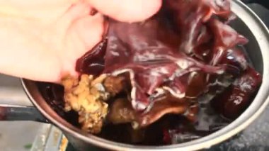 Sotelenmiş ahtapot ve mantar