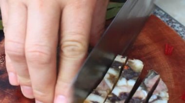 Ekmeği kesmek için bıçak.