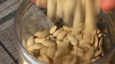 bir tabakta kabak çekirdeği