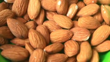 Tabakta fındık var.