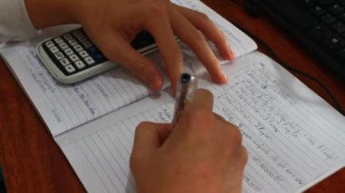 Covid tarafından çevrimiçi olarak öğrenilen çocuk