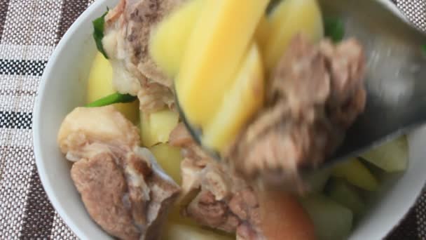 土豆汤和猪肉肉 — 图库视频影像