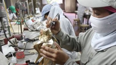 işçiler kınamak bronz döküm ürünleri