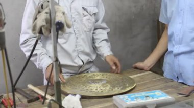 işçiler kınamak bronz döküm ürünleri