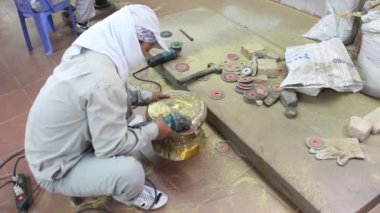 işçiler kınamak bronz döküm ürünleri