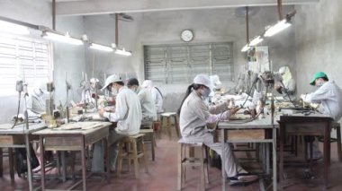 işçiler kınamak bronz döküm ürünleri