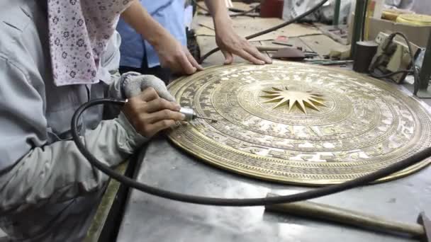 Işçiler kınamak bronz döküm ürünleri — Stok video