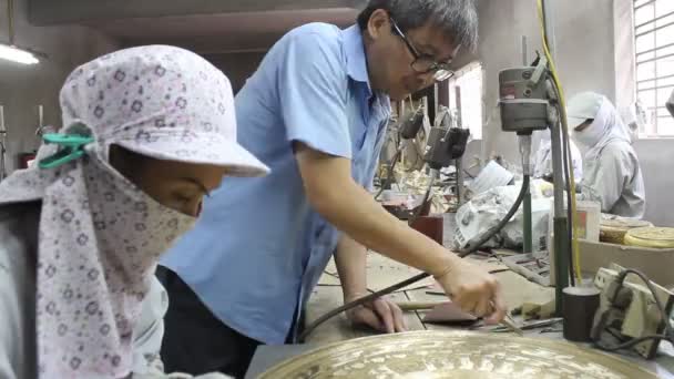 Trabajadores castigan productos de fundición de bronce — Vídeo de stock