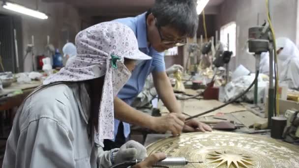 Işçiler kınamak bronz döküm ürünleri — Stok video