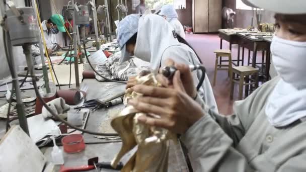 Workers castigate bronze casting products — Stock Video