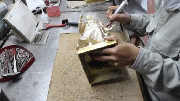 Trabajadores castigan productos de fundición de bronce — Vídeos de Stock