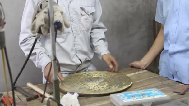 Trabajadores castigan productos de fundición de bronce — Vídeo de stock