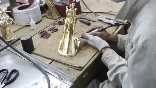 Arbetstagare tukta brons gjutning produkter — Stockvideo