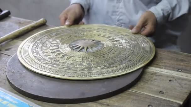 Trabajadores castigan productos de fundición de bronce — Vídeo de stock