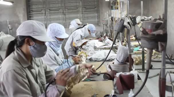 Trabajadores castigan productos de fundición de bronce — Vídeo de stock