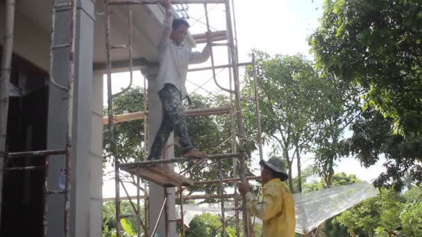 Pintor de pared de pintura en casa — Vídeo de stock