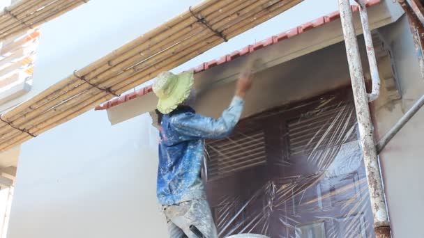 Malíř malování zdi v domě — Stock video