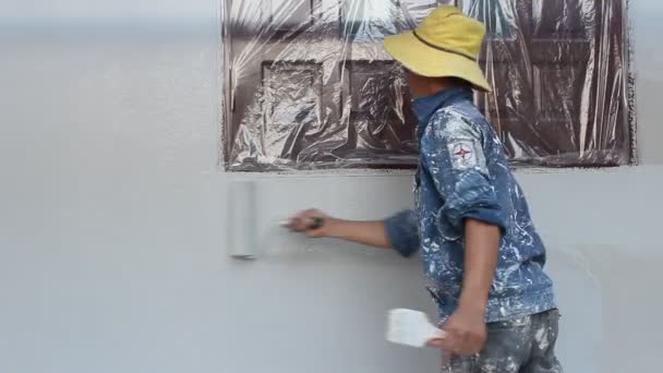 Художник картина стены в доме — стоковое видео