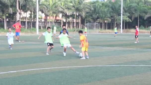 Hai duong, vietnam, července, 30: kluci hrají fotbal na hřišti v červenci, 30, 2014 v hai duong, vietnam. — Stock video