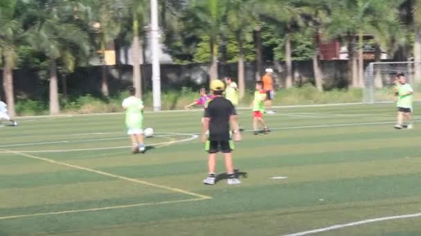 HAI DUONG, VIETNAM, JULIO, 30: niños jugando al fútbol en la cancha el 30 de julio de 2014 en Hai Duong, Vietnam . — Vídeos de Stock