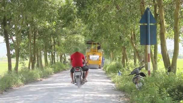 Werknemer controle stoomwals werken in weg — Stockvideo