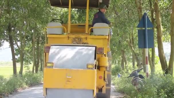 Yolda çalışan işçi kontrolü buharlı silindir — Stok video